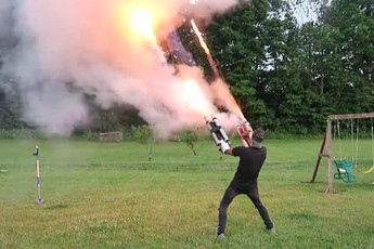 Choáng ngợp trước màn biểu diễn súng máy của game thủ 'cuồng'