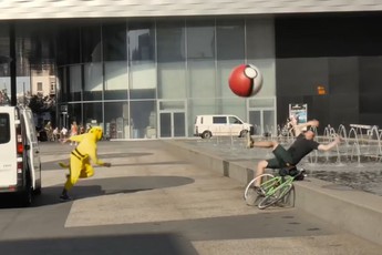 Đau bụng với clip Pokemon đi... săn lại loài người