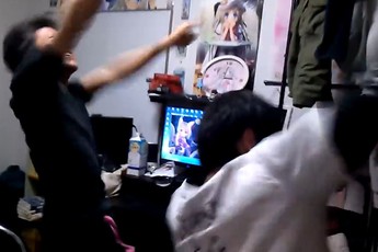 Đau bụng trước cảnh anh chàng 'cuồng' chơi game siêu khó OSU