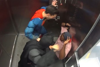 Khi Batman và Superman rủ nhau vào... thang máy so tài
