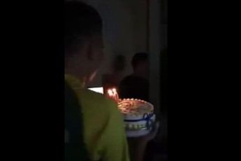 Ngồi net lâu năm, thanh niên này được chủ quán tặng hẳn bánh gato ngày sinh nhật