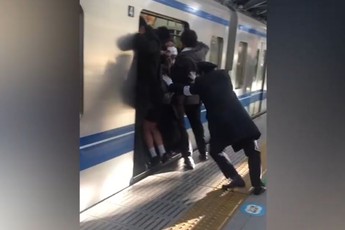 Đây là cách 'nén' người đi tàu tại Nhật Bản, chẳng khác gì bạn nén file game là mấy