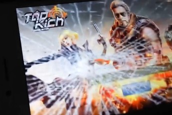 Sốc với cảnh thanh niên bị gấu đập điện thoại vì mải chơi game