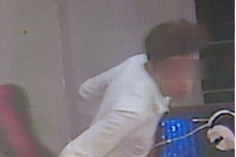 Choáng với thanh niên ăn cắp bê cả khay máy tính trị giá 16 triệu đồng của quán net tại Sài Gòn