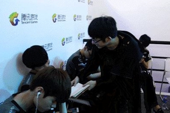 Bạn thân nhất của SofM tại Snake năn nỉ xin chữ ký đối thủ sắp tới ở LPL Mùa Hè 2016