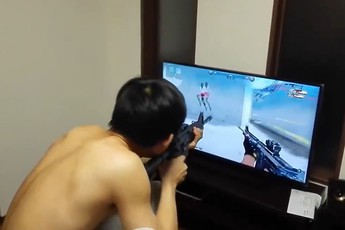 Đau bụng trước game thủ "cuồng" chơi game bắn súng