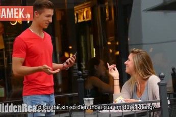 [Clip] Chỉ bằng cách chơi game, anh chàng này được hàng loạt cô gái cho số điện thoại