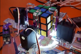 Bất ngờ trước chiếc máy chuyên chơi Rubik đầy thú vị
