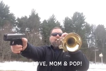 Bá đạo anh chàng 'mix' nhạc Mario từ súng và kèn để chúc mừng vợ và mẹ