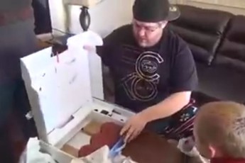 Đau bụng anh chàng 'mừng hụt' với món quà máy chơi game hoá ra là... cục gạch