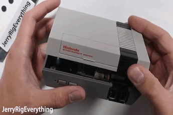 'Mổ bụng' NES Classic - điện tử 4 nút đang cháy hàng trên thế giới