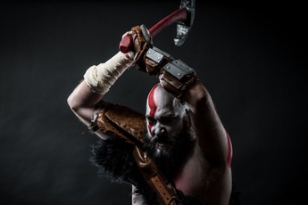 Fan cuồng God of War cosplay Kratos khiến nhiều người giật mình vì quá giống