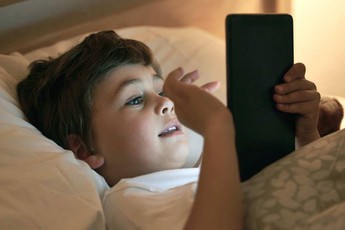 Lệch múi giờ, chàng game thủ thức đêm hơn 1 tháng trời chỉ để… đi Quốc chiến