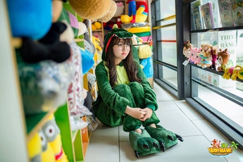 Nữ streamer Liên Minh Huyền Thoại cosplay thú cưng cực dễ thương