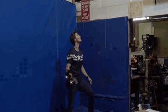 Anh chàng cosplay chế tạo khiên Captain America tự quay về như trong phim