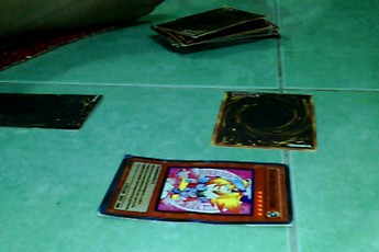 Tôi đã từng cố chơi bài Yu-gi-Oh ngoài đời thực và khổ sở như thế nào