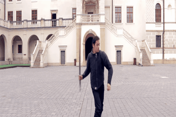 Choáng với anh chàng múa kiếm đỉnh như trong The Witcher