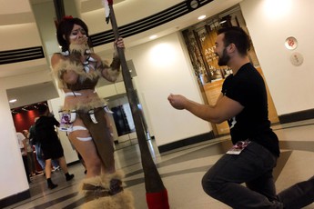 Nữ cosplayer Liên Minh Huyền Thoại khóc vì sung sướng khi được bạn trai quỳ xuống tỏ tình