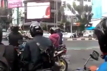 Indonesia bắt nghi phạm chiếu phim nóng giữa phố