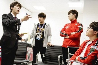 HLV Kkoma đã phải xin lỗi toàn team SKT T1 sau sai lầm cấm/chọn ở trận 4, khi bắt buộc Bengi đánh Nidalee