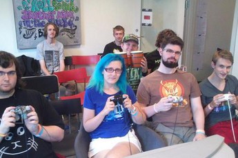 Tưởng đùa mà có thật: Quên thoát game, streamer bị xóa kênh vĩnh viễn