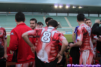 Chuyện lạ có thật - Dùng hình Attack on Titan làm đồng phục đội bóng