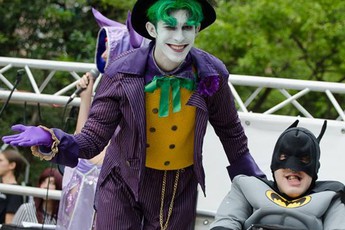 Cảm động anh chàng chế bộ đồ cosplay Batman cho người bạn tật nguyền