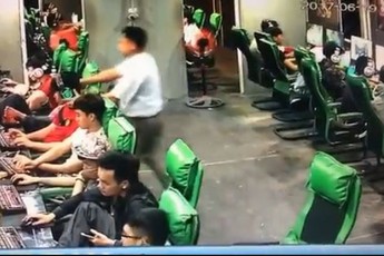Quay cảnh bố con va chạm nhau tại quán net rồi up lên mạng, chủ quán có quá vô tình?