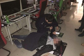 Ngồi net bị đột quỵ, thanh niên này vẫn van nài cảnh sát được chơi nốt trận