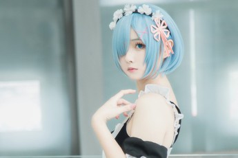Tuyệt vời cosplay nàng hầu Rem cực gợi cảm trong Re:Zero