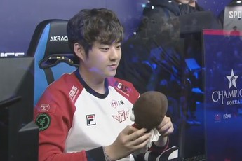 Sau khi SKT T1 để thua Marin, Bang đã phải 'cạo râu' mới có thể rửa sạch nỗi buồn đó