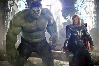 Thor phải vứt bỏ cây búa thần của mình, chuyển sang dùng song kiếm trong phim mới