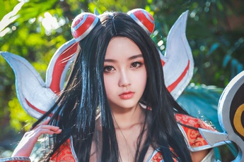 Cosplay nàng Irelia "mặt búng ra sữa" trong Liên Minh Huyền Thoại