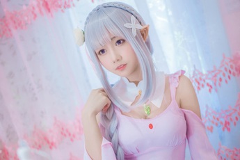 Cùng ngắm cosplay nàng công chúa tóc trắng Emilia cực dễ thương trong Re:Zero