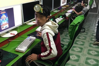 Đường quê quá tối, anh chàng này sắm hẳn đèn pin đội đầu đi bộ 4km tới quán net chiến game