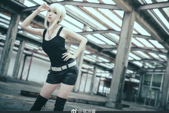 Cosplay nàng Saber Đen gợi cảm đốn tim fan hâm mộ