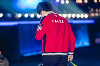 LMHT: Vừa trở về HQ, Faker bất ngờ đấu giá chiếc áo khoác thi đấu SKT của mình bấy lâu nay, với mục đích khiến fan hâm mộ ấm lòng