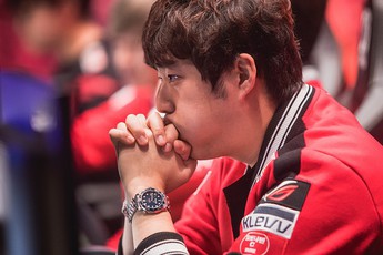 SKT T1 Bang: Khi thua RNG ván 1, tôi không cảm thấy lo lắng nhiều lắm, tuy nhiên thua game 3 là bước ngoặt với chúng tôi