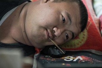 Cụt cả chân tay, chỉ dùng mồm và 1 chiếc tăm để chơi game nhưng người đàn ông này vẫn nuôi sống cả gia đình