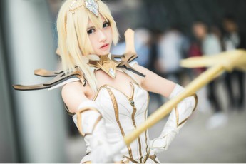 Cosplay Lux Thập Đại Nguyên Tố đẹp kiêu sa trong Liên Minh Huyền Thoại