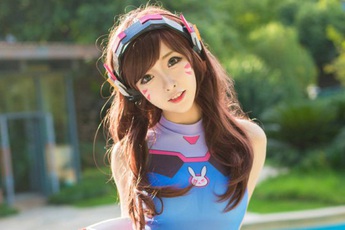 Tuyệt vời cosplay nàng D.Va nóng bỏng bên bể bơi