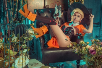 Chảy máu mũi với cosplay Mercy cực gợi cảm trong Overwatch