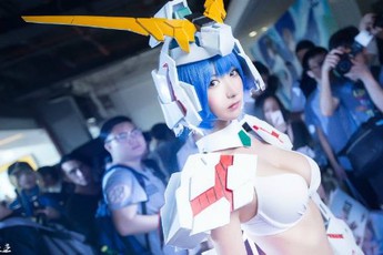 Cosplay Gundam cực gợi cảm và nóng bỏng dành cho fan hâm mộ