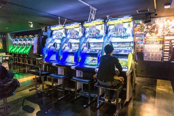 Không tin nổi ở Nhật Bản, điện tử thùng vẫn sống khỏe và nhiều người chơi như thế này