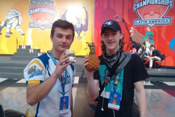 Game thủ Pokemon đem theo một quả dứa để cầu may, cuối cùng vô địch luôn giải đấu