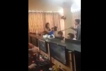 Phát nản với cô gái ngồi trực chơi chờ tại quán net, đến nỗi người trông phải vác điếu cày ra đuổi