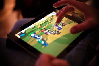 Tranh cãi trước tuyên bố "chơi game mobile được coi như đáy của tầng lớp gamer" của 1 game thủ Việt