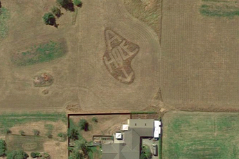 Phóng to ảnh vệ tinh của Google Earth, hàng xóm bỗng phát hiện ra mình bị nói là "đồ khốn"