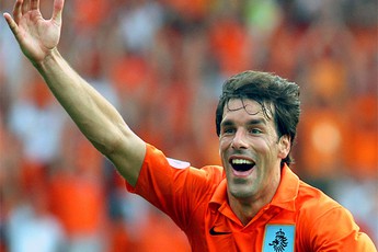 R. van Nistelrooy: Vị thần trong vòng cấm của FIFA Online 3