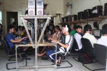 Khó đỡ cậu nhóc nhiều lần ra quán net nạp cả trăm ngàn nhưng chỉ chơi vài giờ, đến chủ quán cũng phải chào thua